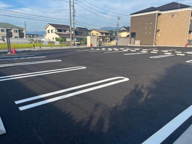 ラフィネ新井 駐車場