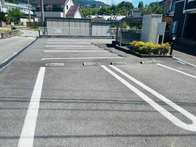 ルミナス桜瀬 駐車場