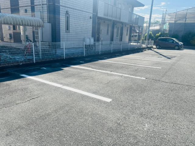 Surplus　Threeハイツ緑ヶ丘 駐車場