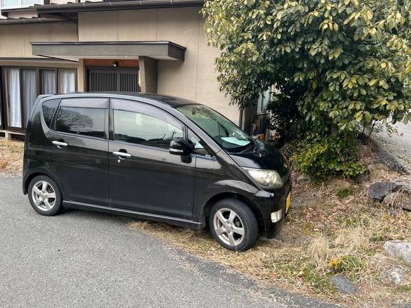 建物前の駐車場
