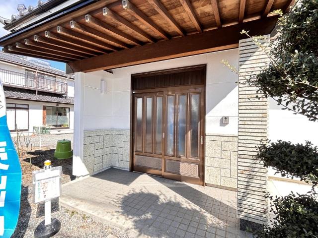 玄関扉はクリーニングとカギ交換をいたしました。カラーモニター付きインターホンや照明器具は新たに設置。