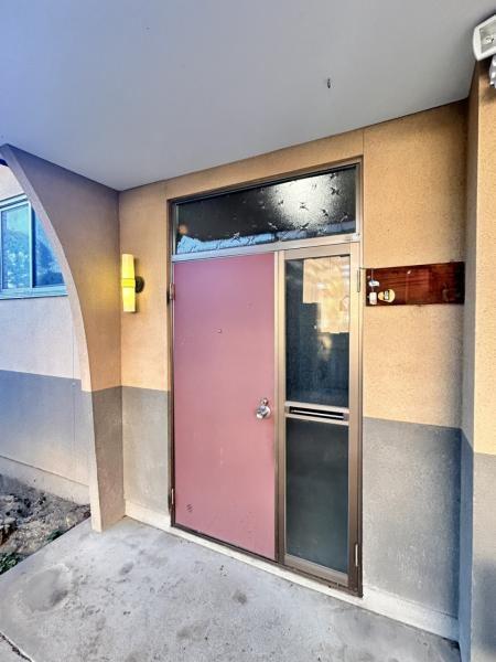 【リフォーム中/玄関外観】玄関サッシの交換や照明交換等のリフォームを行います。モニター付きのインターホンも設置予定のため、防犯面も安心ですね。