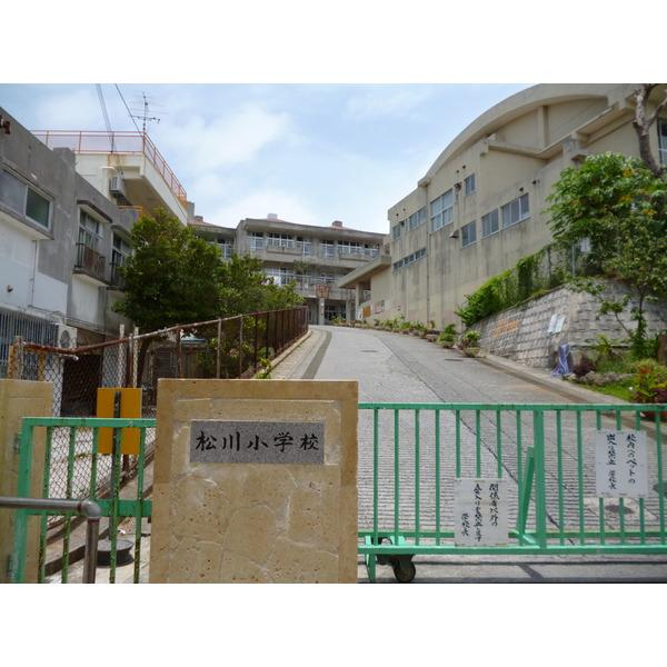 那覇市立松城中学校：702m