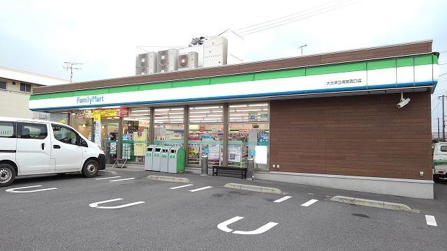 ファミリーマート県立病院西口店：300m