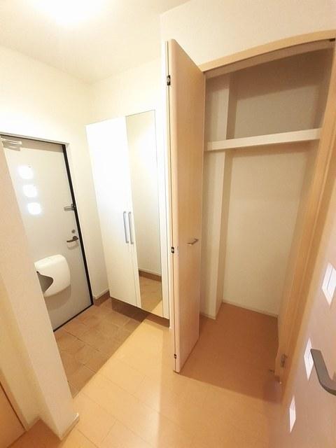 ファミリア久知良（104） 玄関