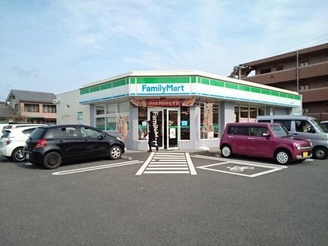 ファミリーマート：140m
