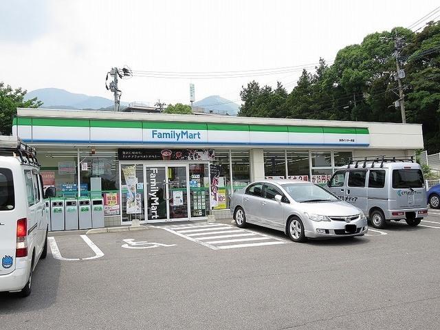 ファミリーマート：900m