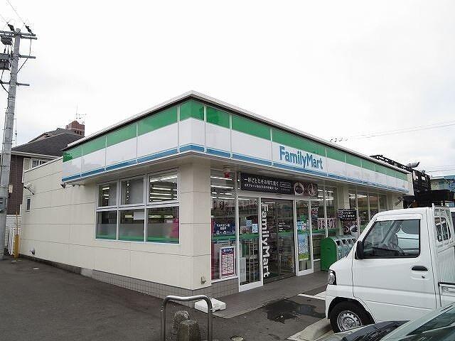 ファミリーマート：300m
