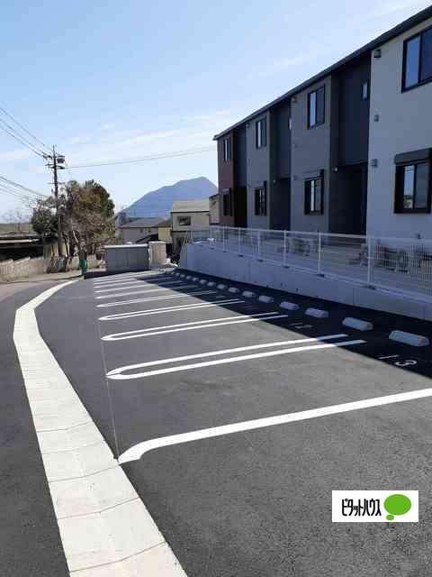コンフィアンスⅤ（104） 駐車場