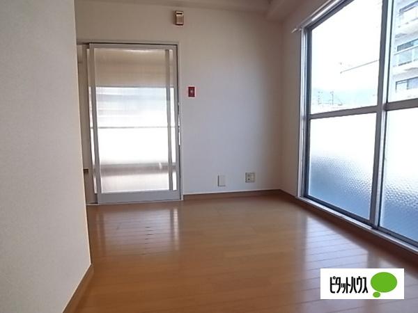 マンション神栄（501） リビング