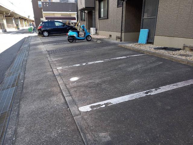 ハイカムール松井（203） 駐車場