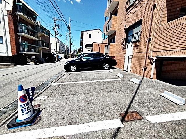 ハイネス岡本（101） 駐車場