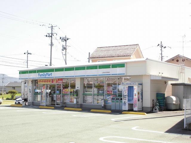 ファミリーマート：690m