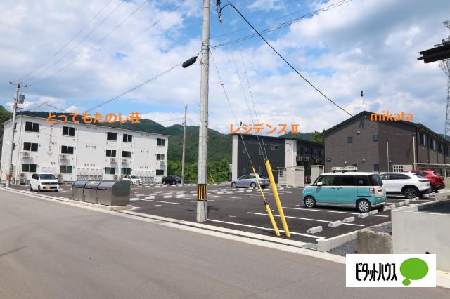 とってもたのし荘 駐車場