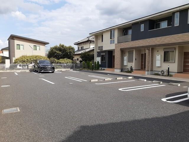 ルピナス（104） 駐車場