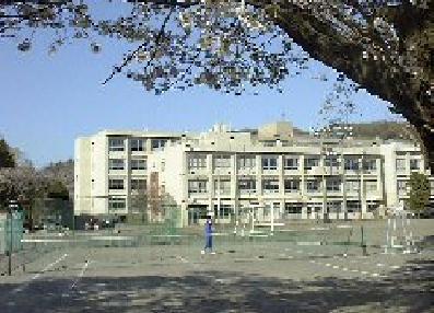 厚木市立荻野中学校：634m