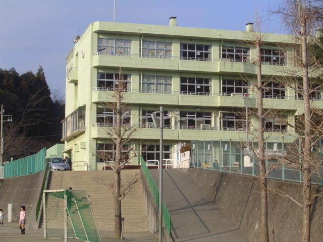 厚木市立鳶尾小学校：992m