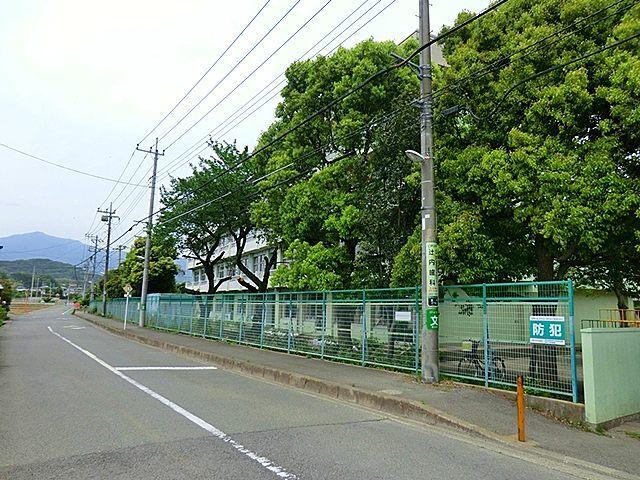 厚木市愛甲小学校：600m