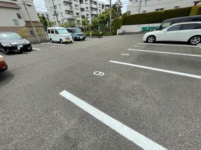 ウイングコート（105） 駐車場