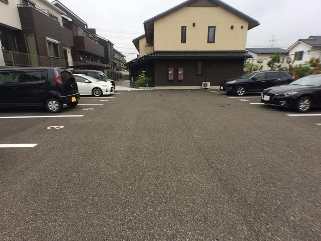 ウイングコート（105） 駐車場