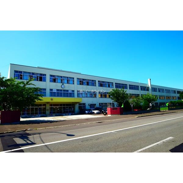 札幌市立前田中学校：424m