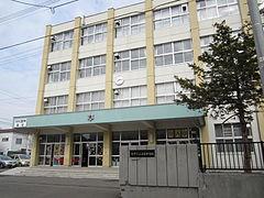 札幌市立白石中学校：690m