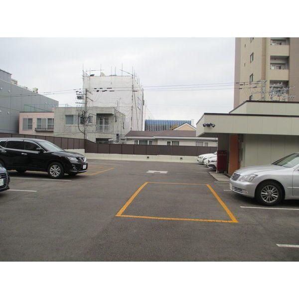 サンタの館裏参道（701） 駐車場