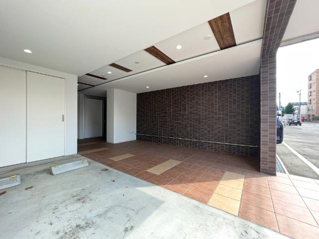 メニーズコート元町西（406） 駐車場
