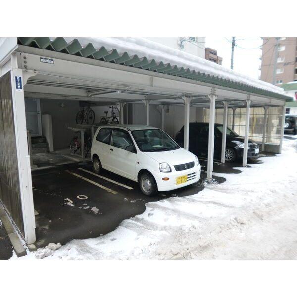 円山シャトー桂和大通館（303） 駐車場
