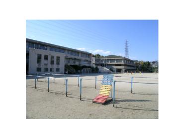 佐竹台小学校：827m