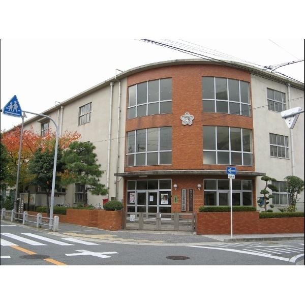 南桜塚小学校：683m