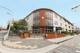 南桜塚小学校：525m