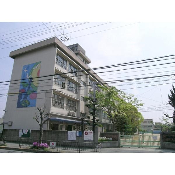 小曽根小学校：723m