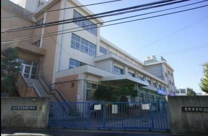 箕輪小学校：594m