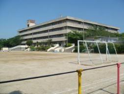 北山田小学校：263m