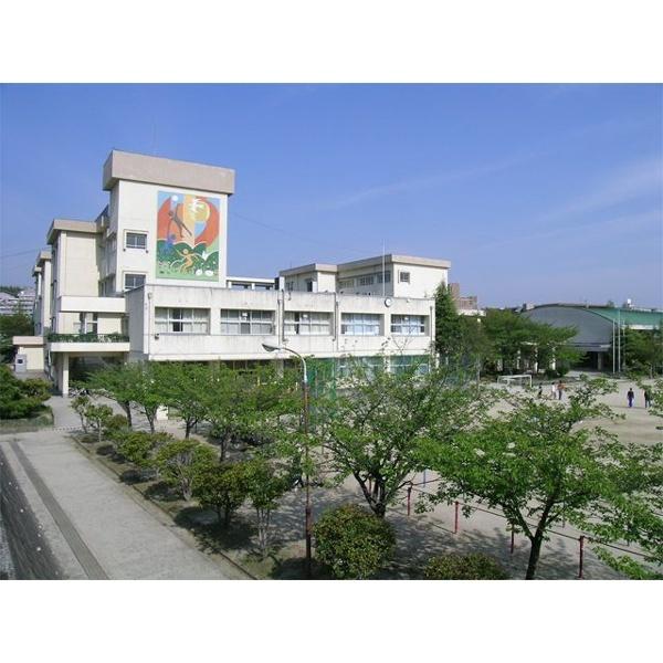 泉丘小学校：689m