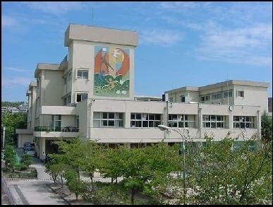 豊中市立泉丘小学校：353m