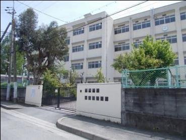 豊中市立第十五中学校：737m
