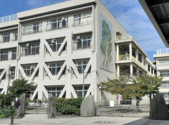 高川小学校：377m