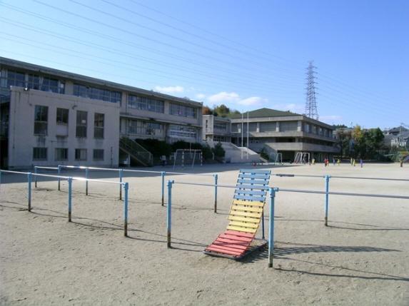 佐竹台小学校：563m