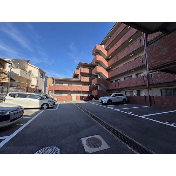 豊中市桜の町マンション 駐車場