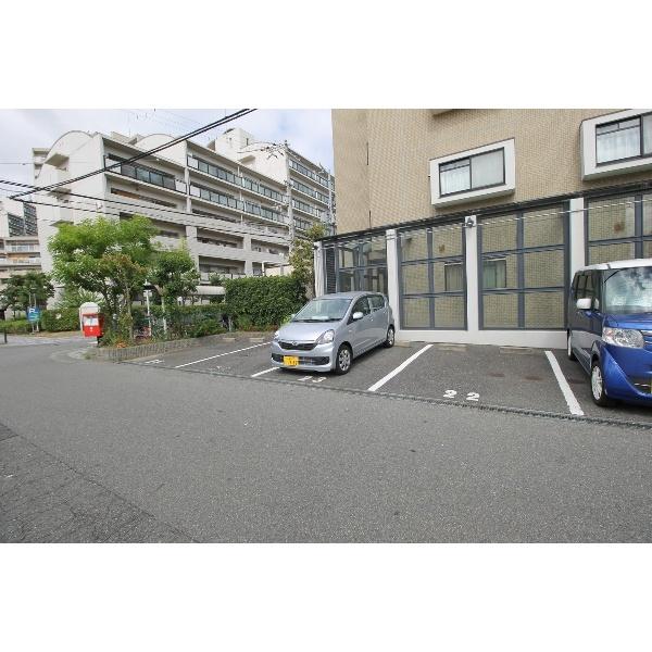 豊中市服部本町マンション 駐車場