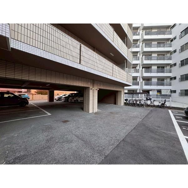 豊中市岡上の町マンション 駐車場