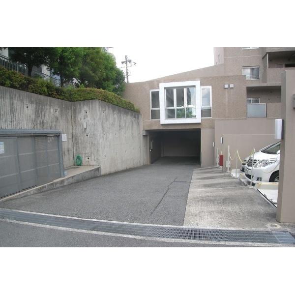 豊中市新千里南町マンション 駐車場