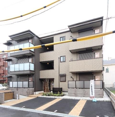  築8年8ヶ月 3階建の賃貸物件