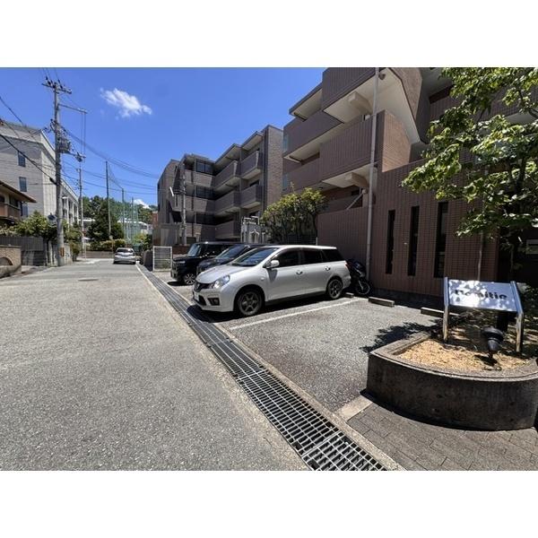 豊中市長興寺南マンション 駐車場