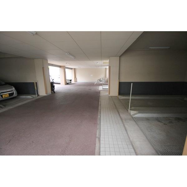 豊中市新千里南町マンション 駐車場