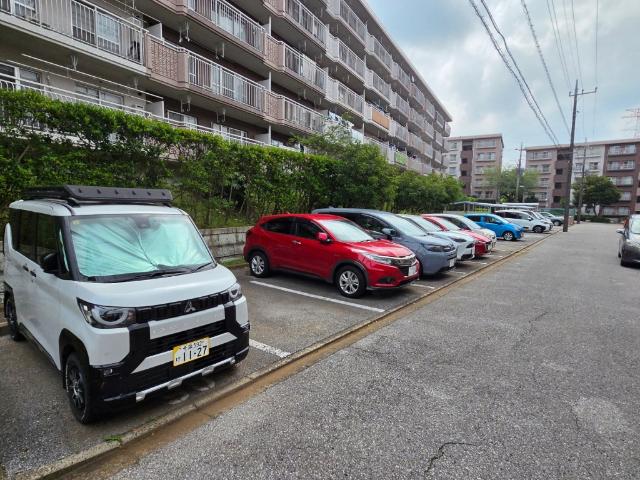 ユーカリ五番町ハイツ 駐車場