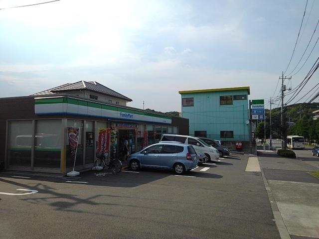 ファミリーマート：260m