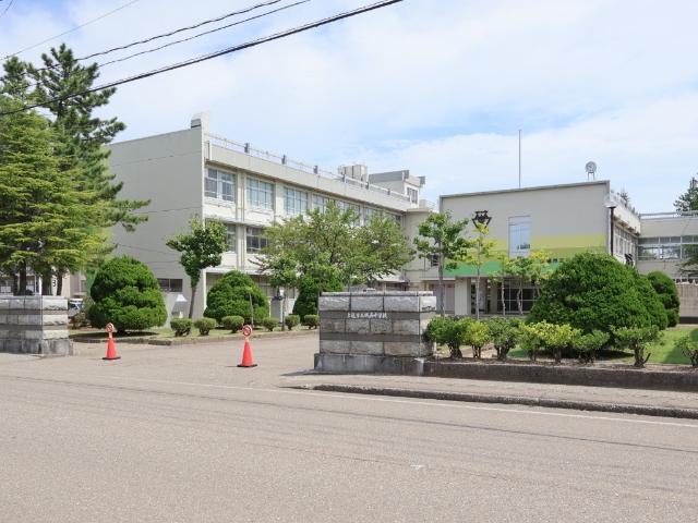 上越市立城西中学校：951m